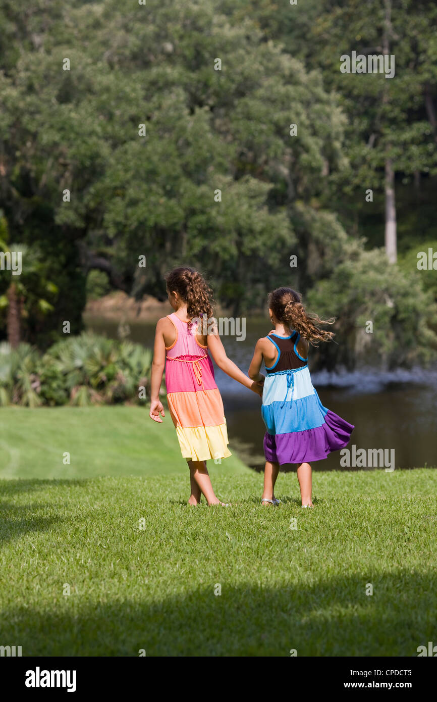 Hispanischen Mädchen im Park, die Hand in Hand gehen Stockfoto