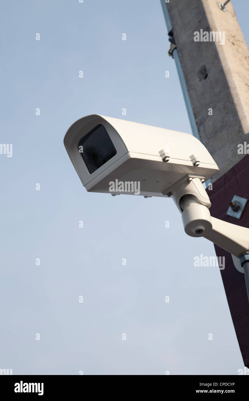 Überwachungskamera am blauen Himmel Stockfoto