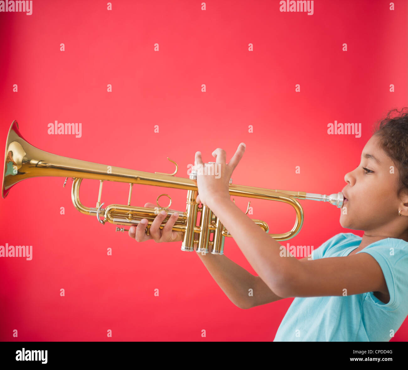 Gemischte Rassen Mädchen spielt Trompete Stockfoto