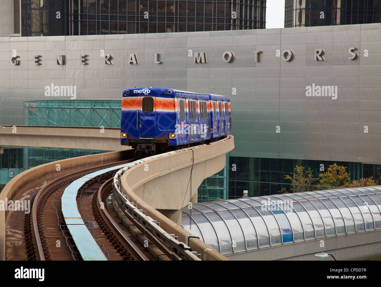 People Mover vor General Motors Welthauptquartier, Detroit, Michigan Stockfoto