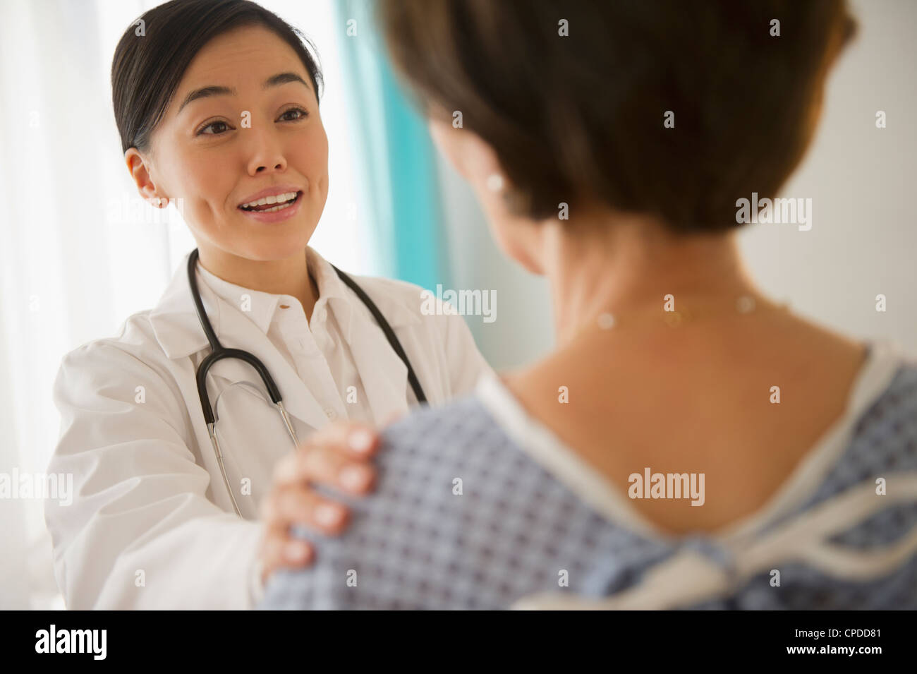 Japanischer Arzt im Gespräch mit Patienten Stockfoto