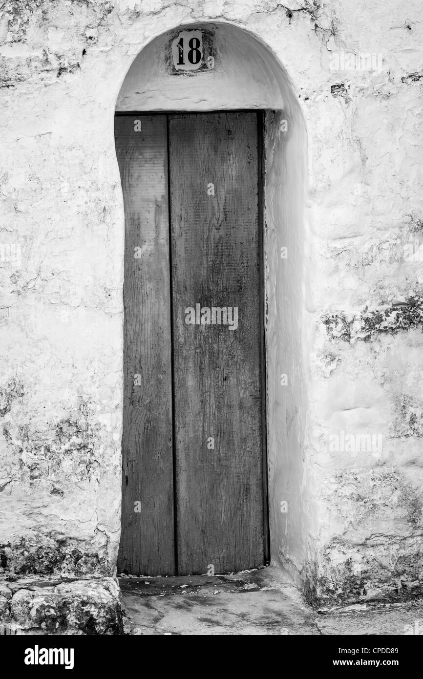 Eine alte Tür in einem Trulli in Alberobello, Apulien, Italien Stockfoto