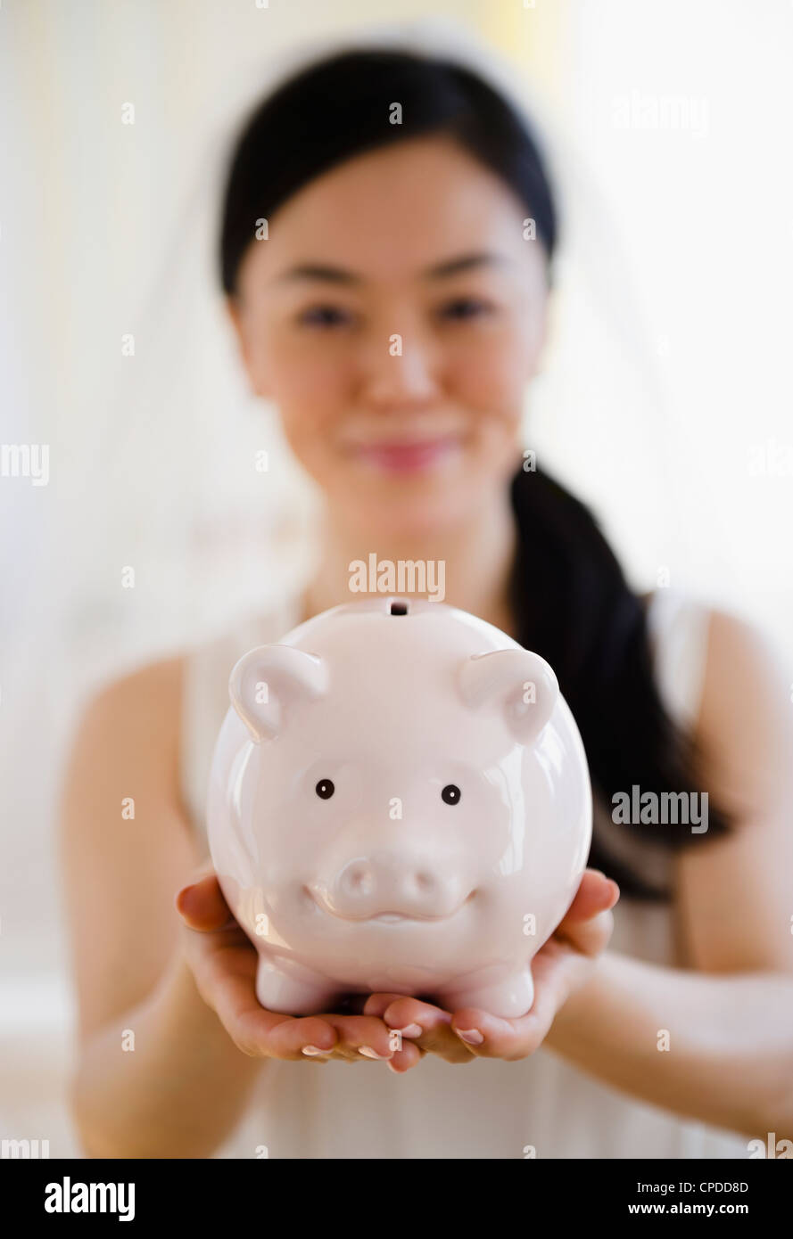 Japanische Braut verwahrenden Piggy bank Stockfoto