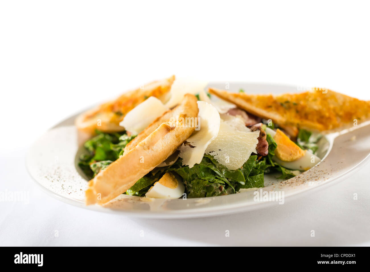 Griechischer Salat mit Knoblauchbrot, Ei, Parmesan und Speck Stockfoto