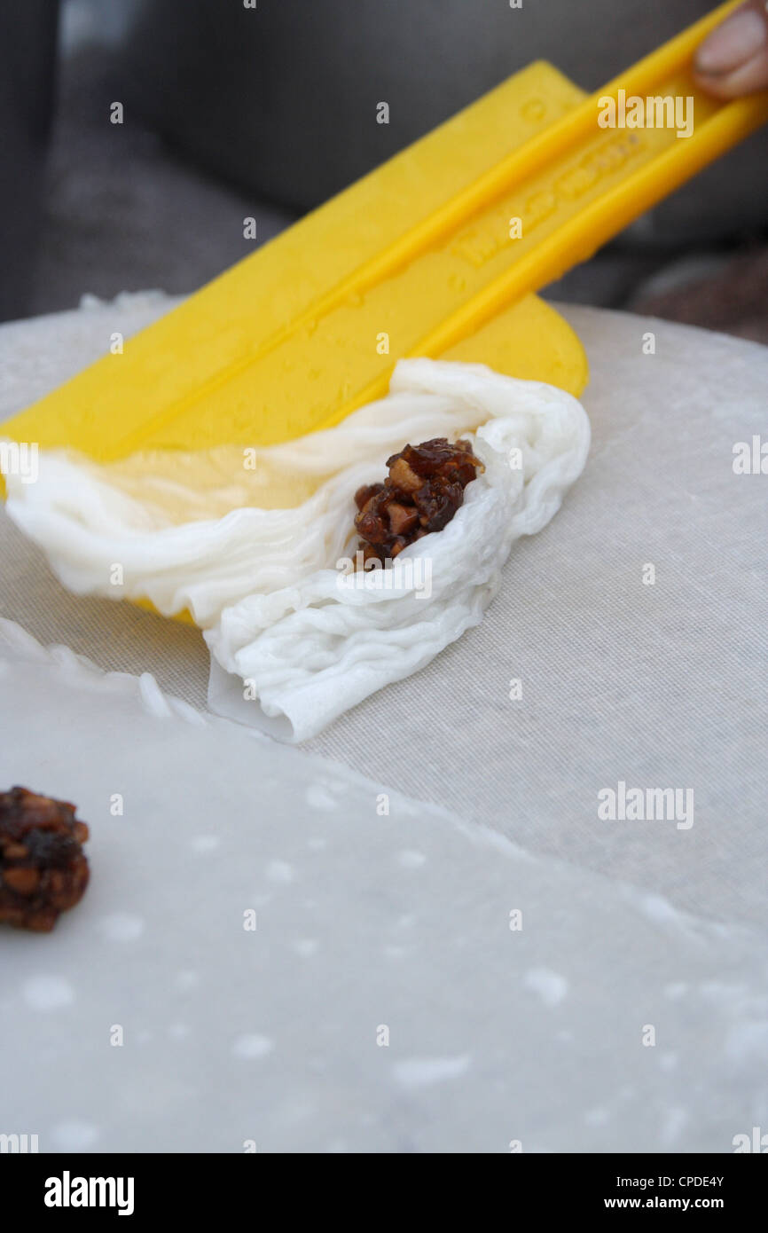 Thai Kaufmann kochen Thai Vorspeise, KHAO KREAB PAK MOR Stockfoto