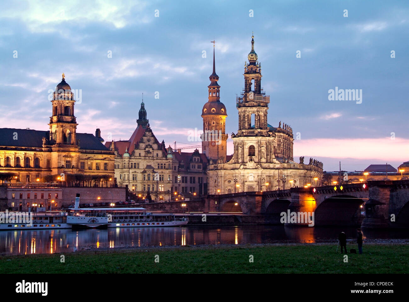 Fluss Elbe, Skyline mit Bruhlsche Terrasse, Hofkirche und Schloss, Dresden, Sachsen, Deutschland, Europa Stockfoto