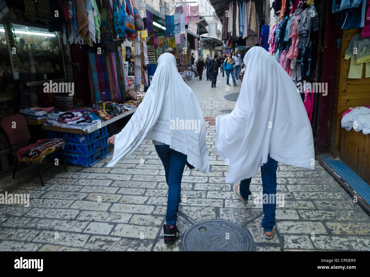 Zwei palästinensische weibliche Jugendliche einen Hijab zu tragen, auf dem Weg zum beten, Altstadt, Jerusalem, Israel, Nahost Stockfoto