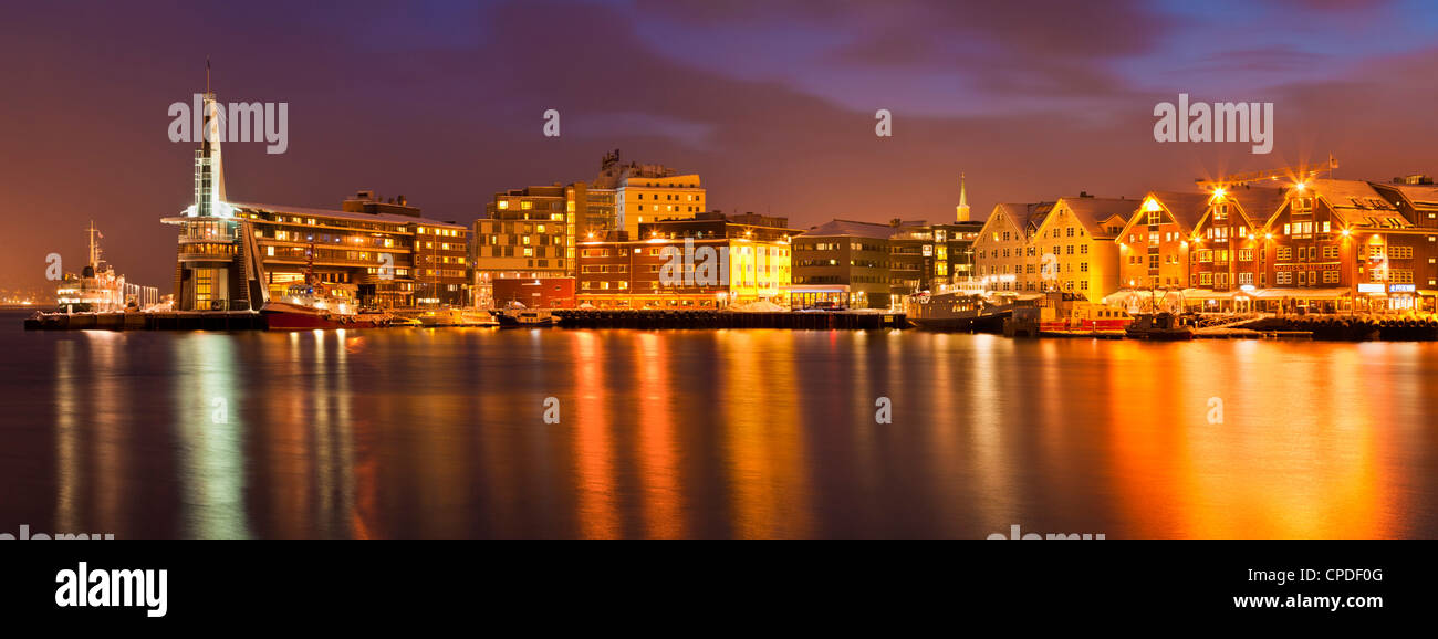 Arktischen Stadt Tromsø, Hafen, Hafen und Uferpromenade Lagerhallen, Panorama in der Nacht, Tromso, Troms, Nord-Norwegen, Skandinavien Stockfoto
