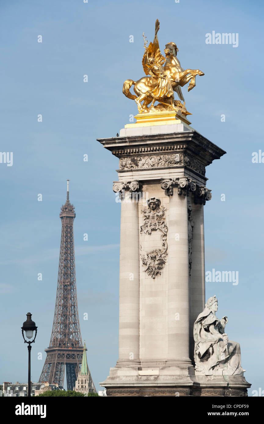 Dekorierte Pfeiler der Brücke Alexandre III und den Eiffelturm, Paris, Frankreich Stockfoto