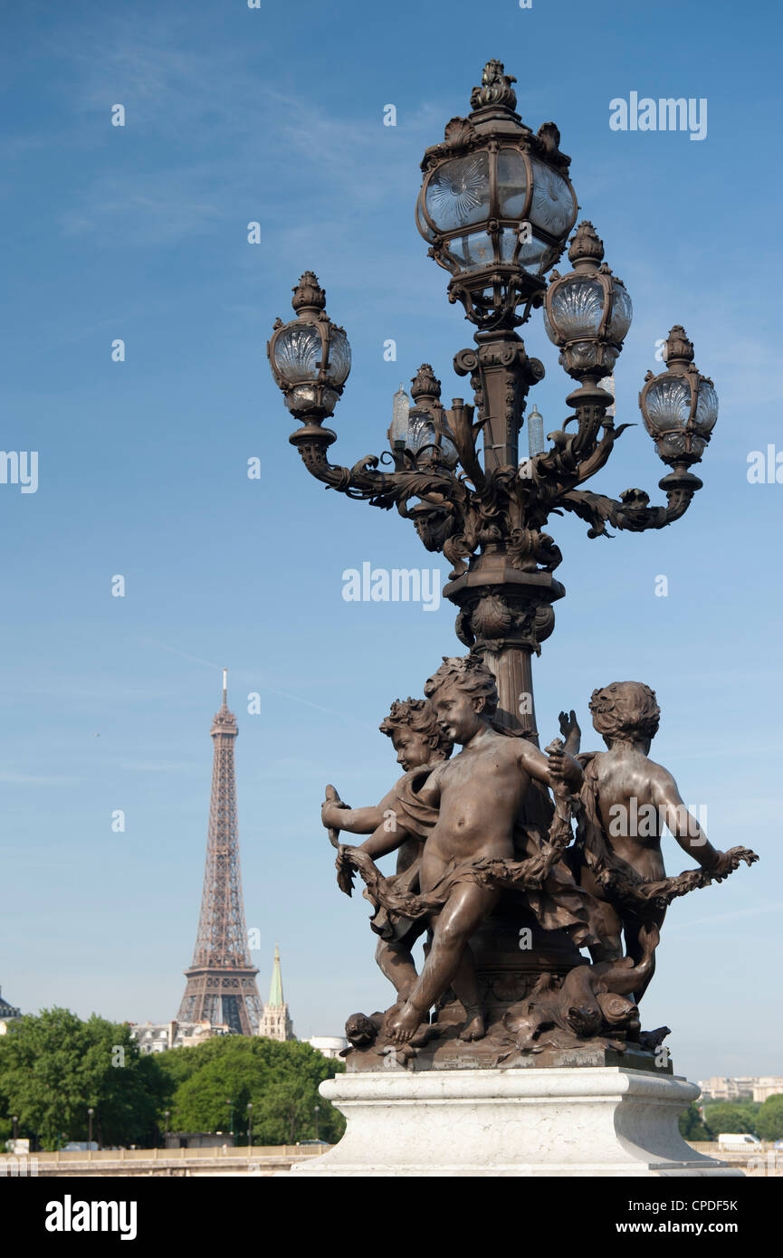 Lampe auf der Brücke Alexandre III und den Eiffelturm, Paris, Frankreich, Europa Stockfoto