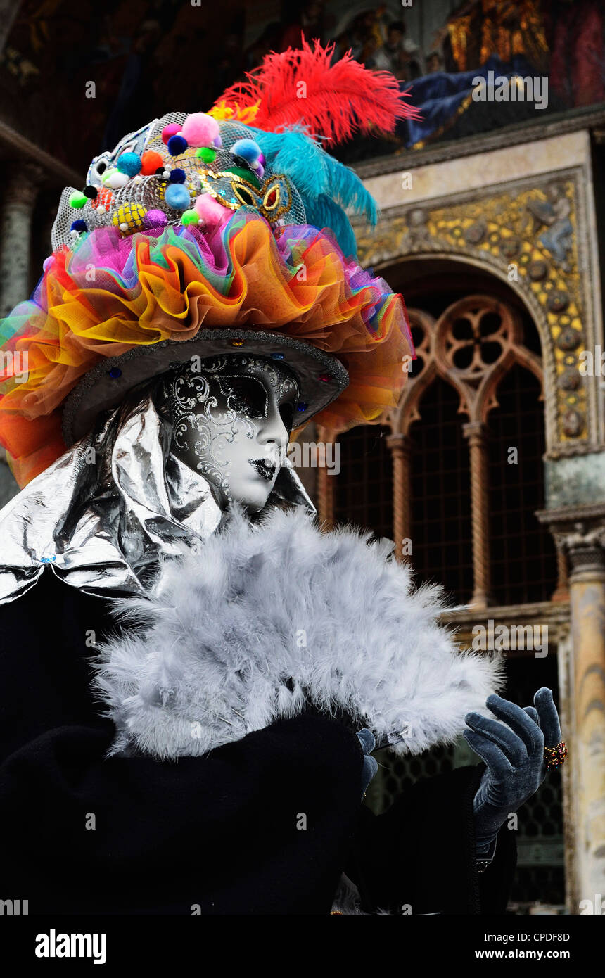 Maskierte Figur im Kostüm auf der 2012 Karneval, Venedig, Veneto, Italien, Europa Stockfoto