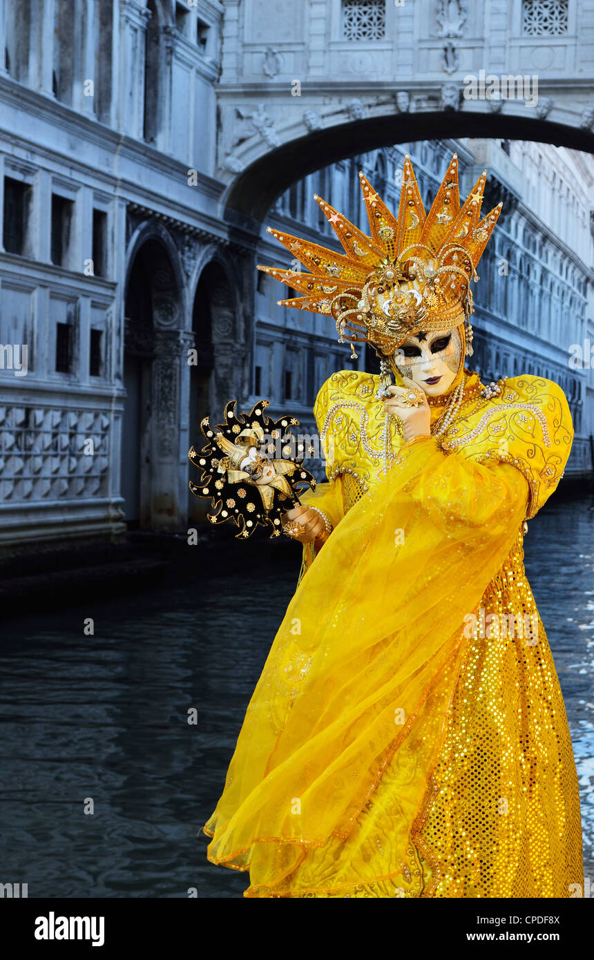 Maskierte Figur in Kostüm 2012 mit an Fasching, Ponte di Sospiri im Hintergrund, Venedig, Veneto, Italien, Europa Stockfoto