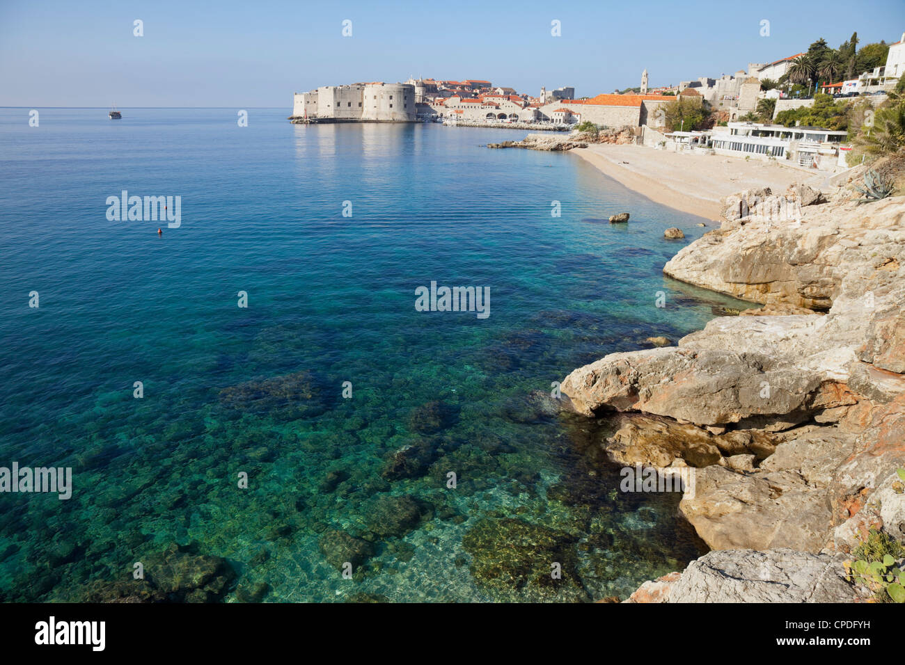 Blick auf die Altstadt von Dubrovnik mit felsigen Küste, Dubrovnik, Kroatien, Europa Stockfoto