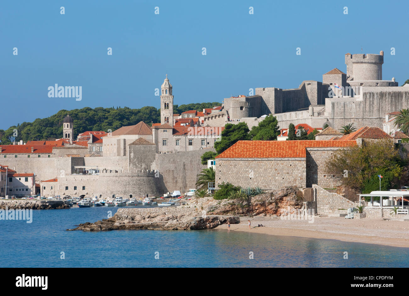 City Beach und Blick auf Altstadt, UNESCO-Weltkulturerbe, Dubrovnik, Kroatien, Europa Stockfoto