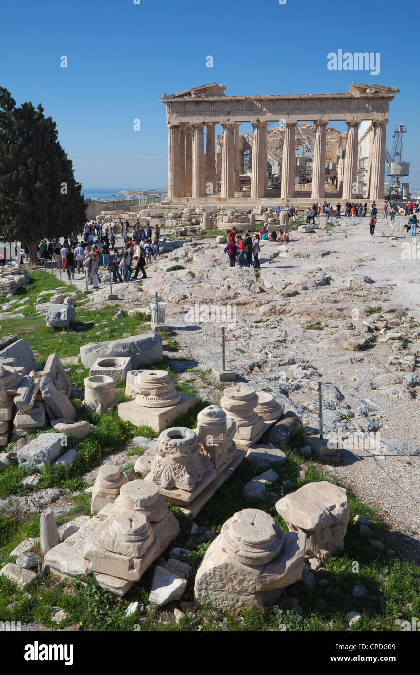 Touristen auf den Parthenon auf der Akropolis, UNESCO-Weltkulturerbe, Athen, Griechenland, Europa Stockfoto