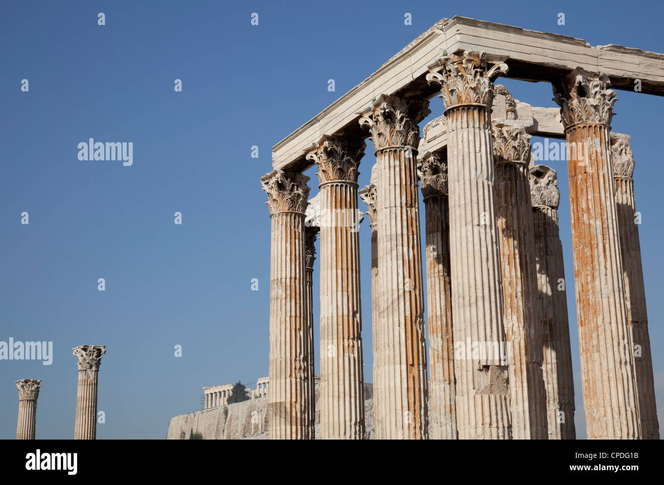 Tempel des Olympischen Zeus und Akropolis, Athen, Griechenland, Europa Stockfoto