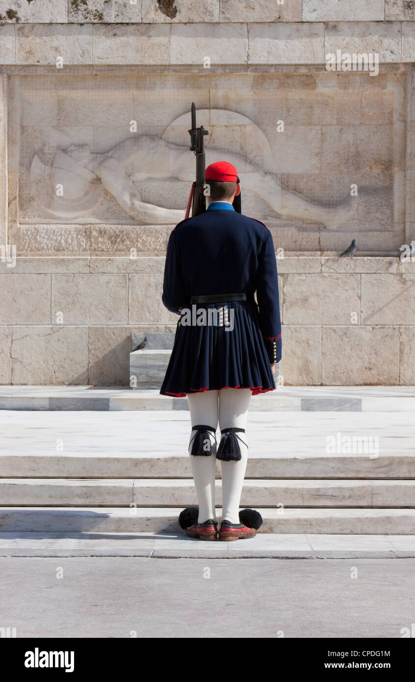 Griechische National Guard Soldat (Evones), Grab des unbekannten Soldaten außerhalb der Voula Parlamentsgebäude, Athen, Griechenland Stockfoto