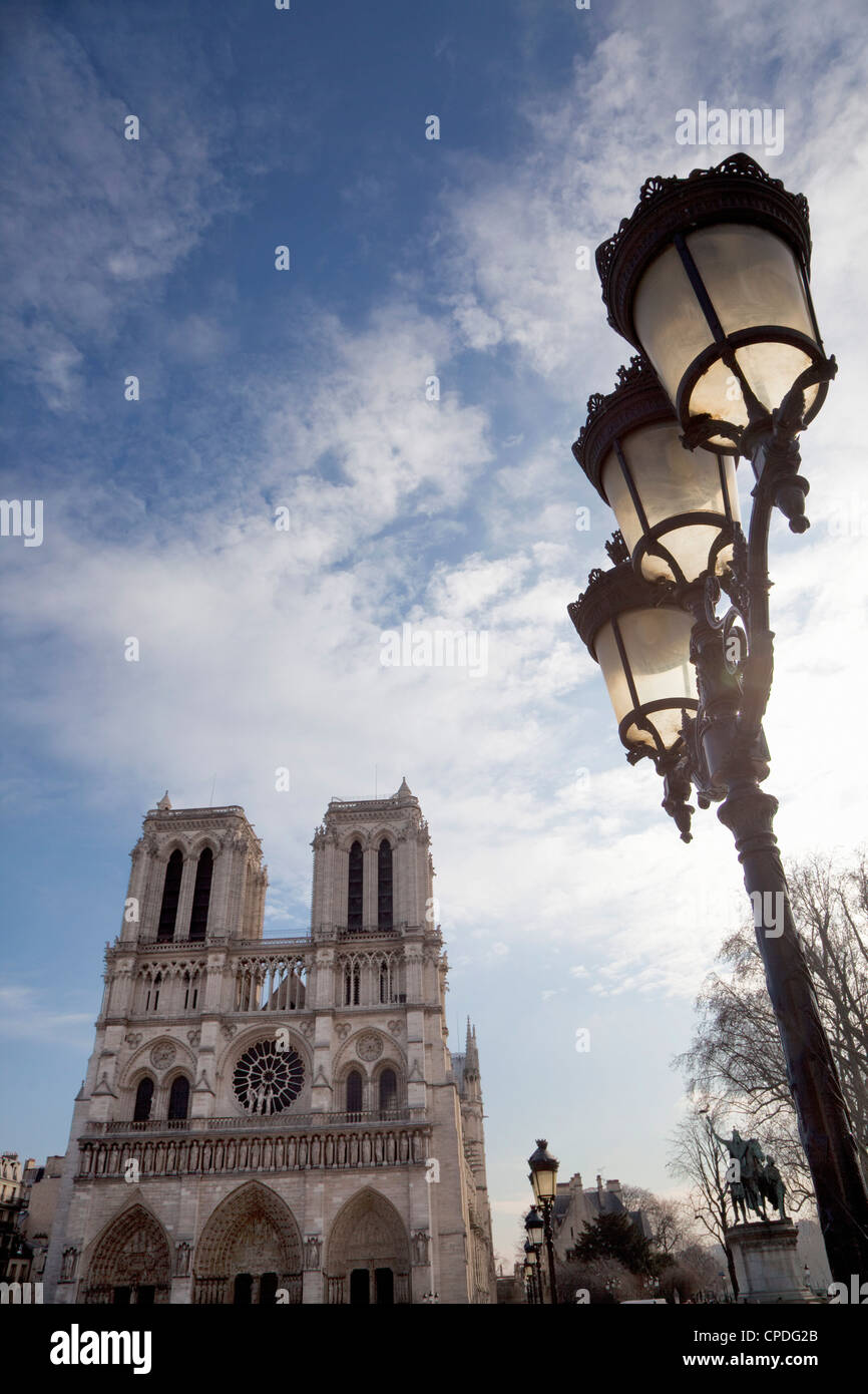 Kathedrale Notre-Dame und Lampe, Paris, Frankreich, Europa Stockfoto