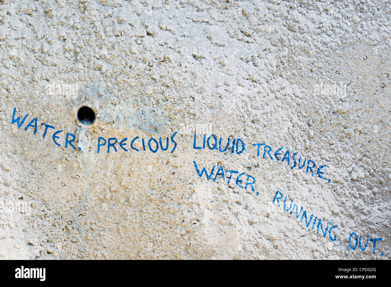 Wasser kostbar, flüssigen Schatz, Wasser zur Neige, Aussage an einer Wand im Eden Project, Cornwall, England Stockfoto