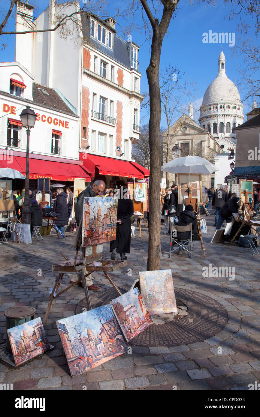 Gemälde zum Verkauf in die Place du Tertre mit Sacre Coeur Basilika in Ferne, Montmartre, Paris, Frankreich, Europa Stockfoto