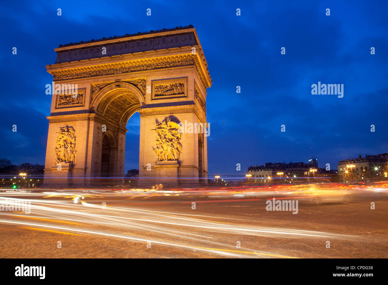 Verkehr auf den Arc de Triomphe bei Nacht, Paris, Frankreich, Europa Stockfoto