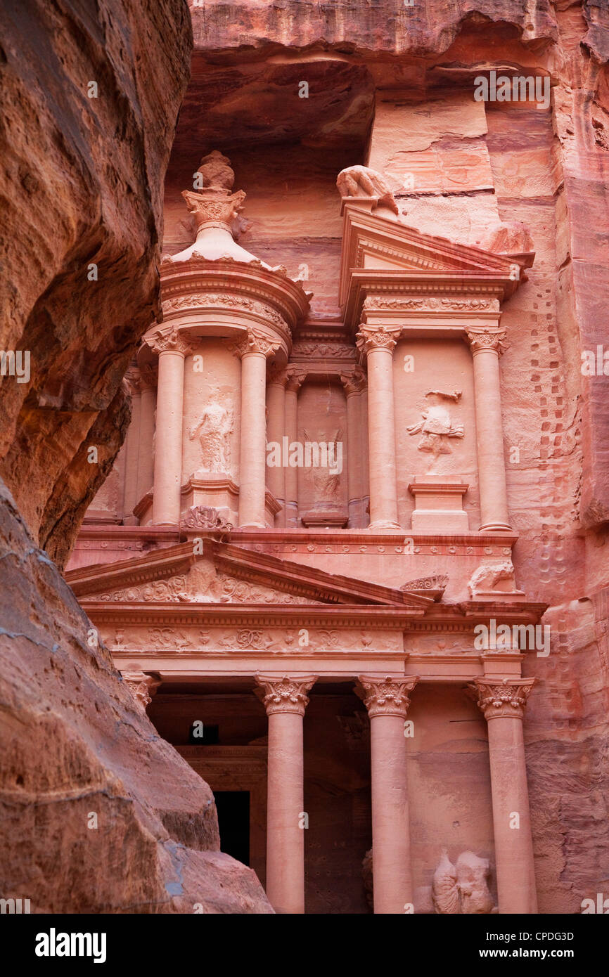 Die Fassade des Schatzhauses (Al Khazneh) geschnitzt in die roten Felsen mit den Siq in den Vordergrund, Petra, Jordanien, Naher Osten Stockfoto