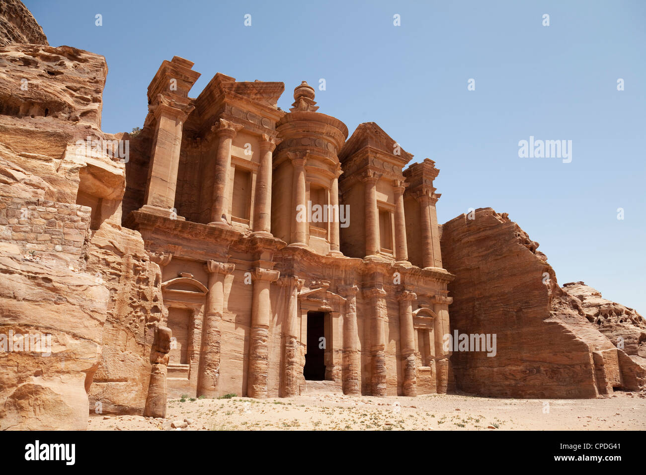 Die Fassade des Klosters geschnitzt in den roten Felsen bei Petra, UNESCO-Weltkulturerbe, Jordanien, Naher Osten Stockfoto