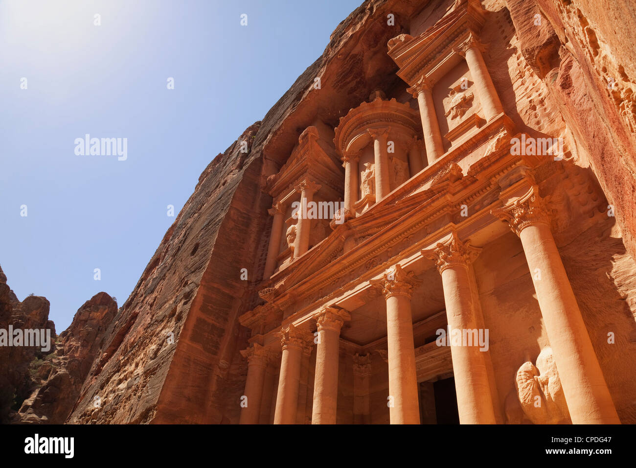 Die Fassade des Schatzhauses (Al Khazneh) geschnitzt in den roten Felsen bei Petra, UNESCO-Weltkulturerbe, Jordanien, Naher Osten Stockfoto