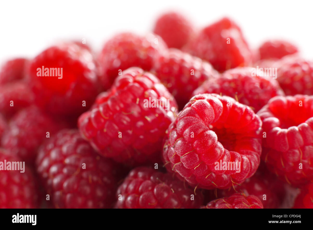 Makro aus einem Stapel von Himbeeren vor weißem Hintergrund (flachen DOF) Stockfoto