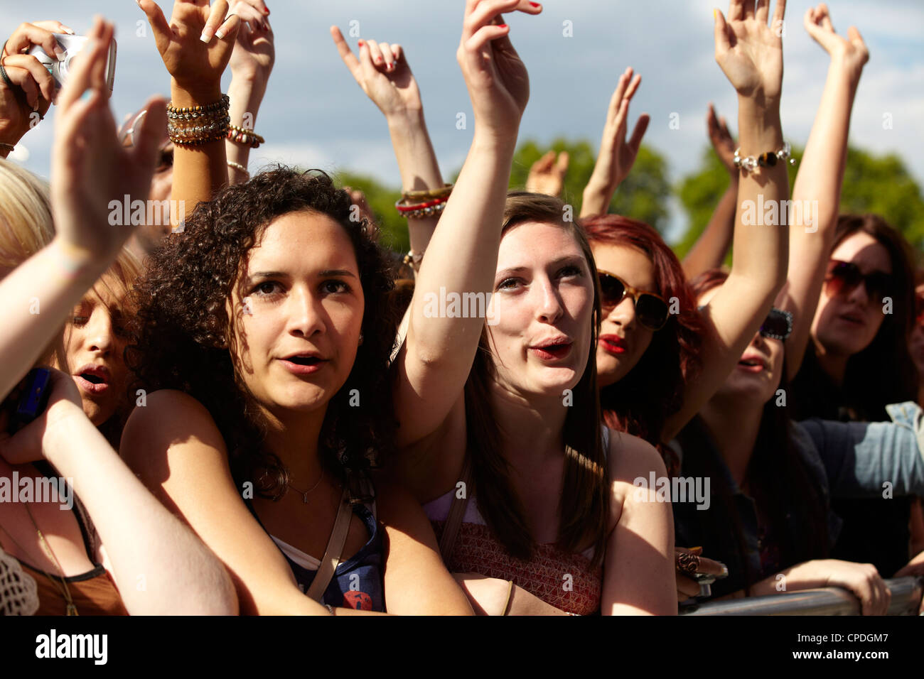 Menge jubeln vor Zeile auf einem Musikfestival Stockfoto