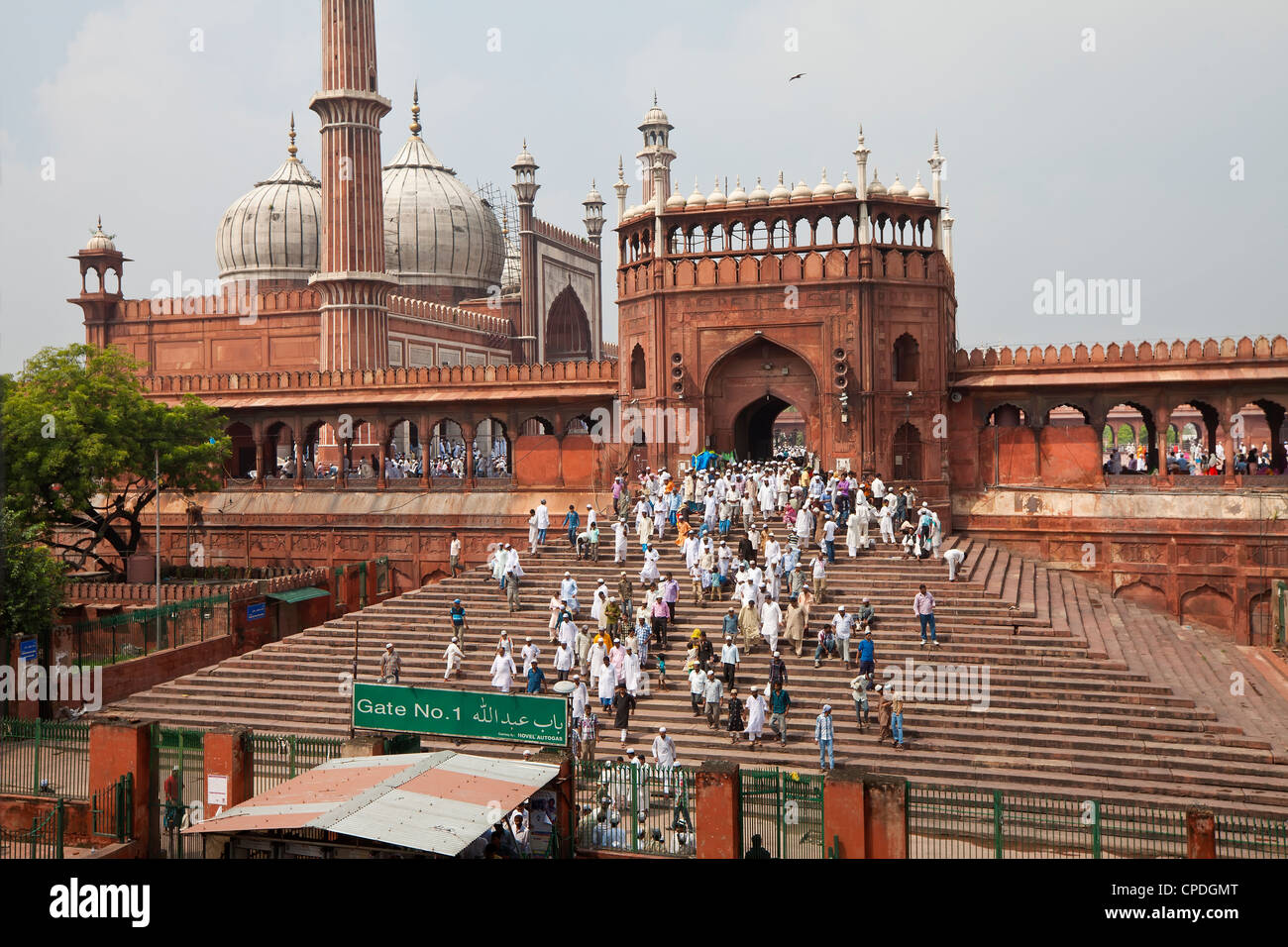 Menschen verlassen die Jama Masjid (Freitagsmoschee) nach dem Freitagsgebet, Alt-Delhi, Delhi, Indien, Asien Stockfoto