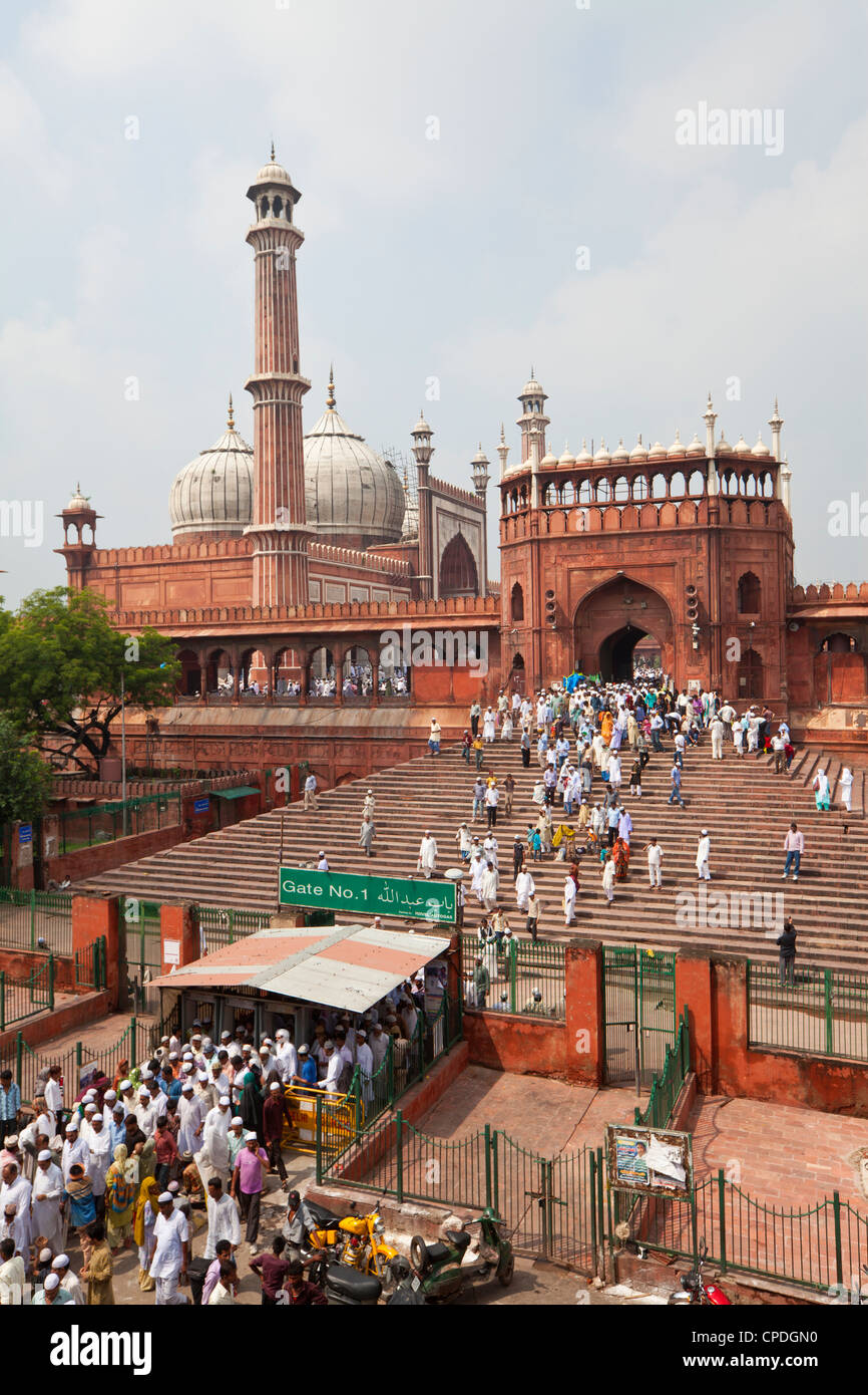 Menschen verlassen die Jama Masjid (Freitagsmoschee) nach dem Freitagsgebet, Alt-Delhi, Delhi, Indien, Asien Stockfoto