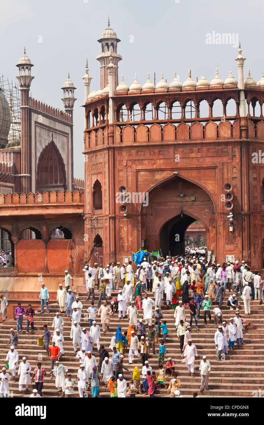 Menschen verlassen die Jama Masjid (Freitagsmoschee) nach dem Freitagsgebet, Alt-Delhi, Delhi, Indien, Asien Stockfoto