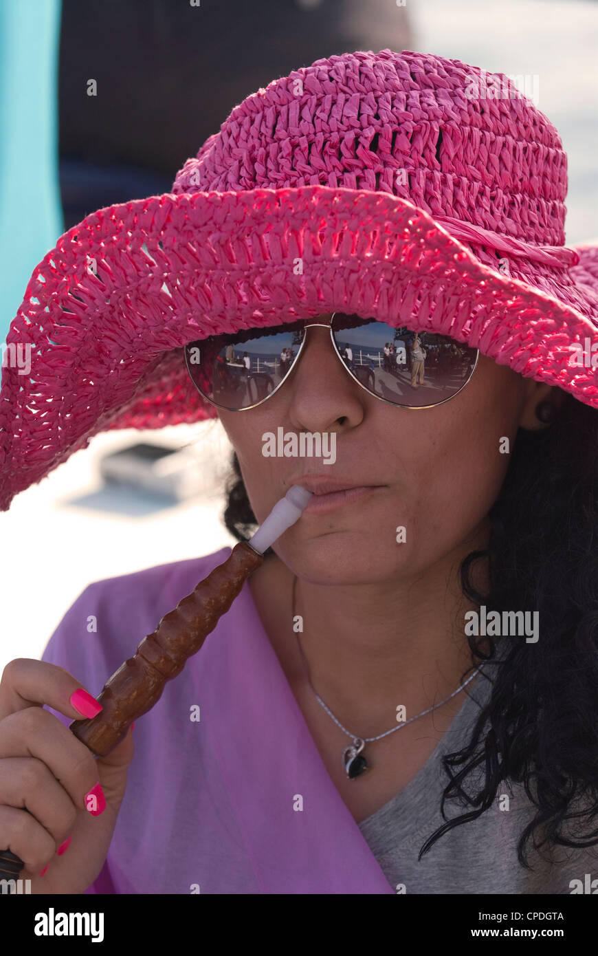 Libanesische Mädchen genießen eine Wasserpfeife (aka Sheesha, Hooka, Hubbly Bubbly) mit dem Boot vor der Küste von Tripolis Stockfoto