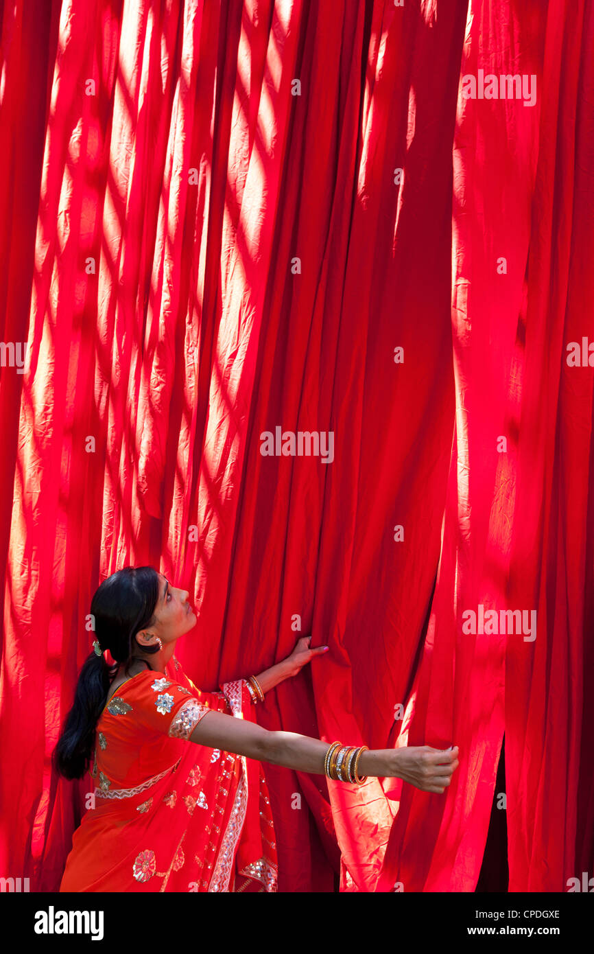 Frau im Sari, die Überprüfung der Qualität der frisch gefärbten Stoff hängen zum Trocknen, Sari Kleidungsstück Fabrik, Rajasthan, Indien, Asien Stockfoto