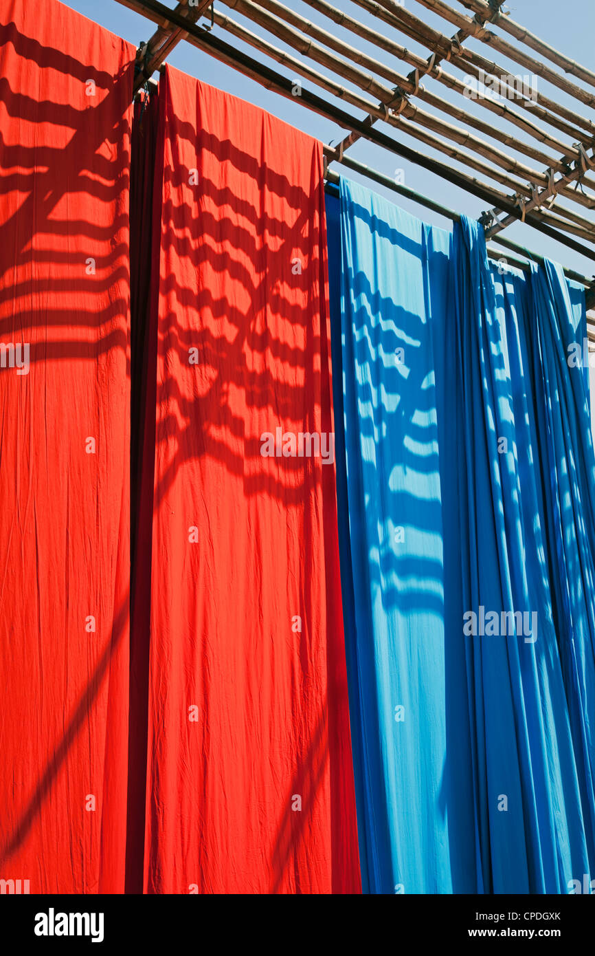 Frisch gefärbten Stoff hängen zum Trocknen, Sari Kleidungsstück Fabrik, Rajasthan, Indien, Asien Stockfoto