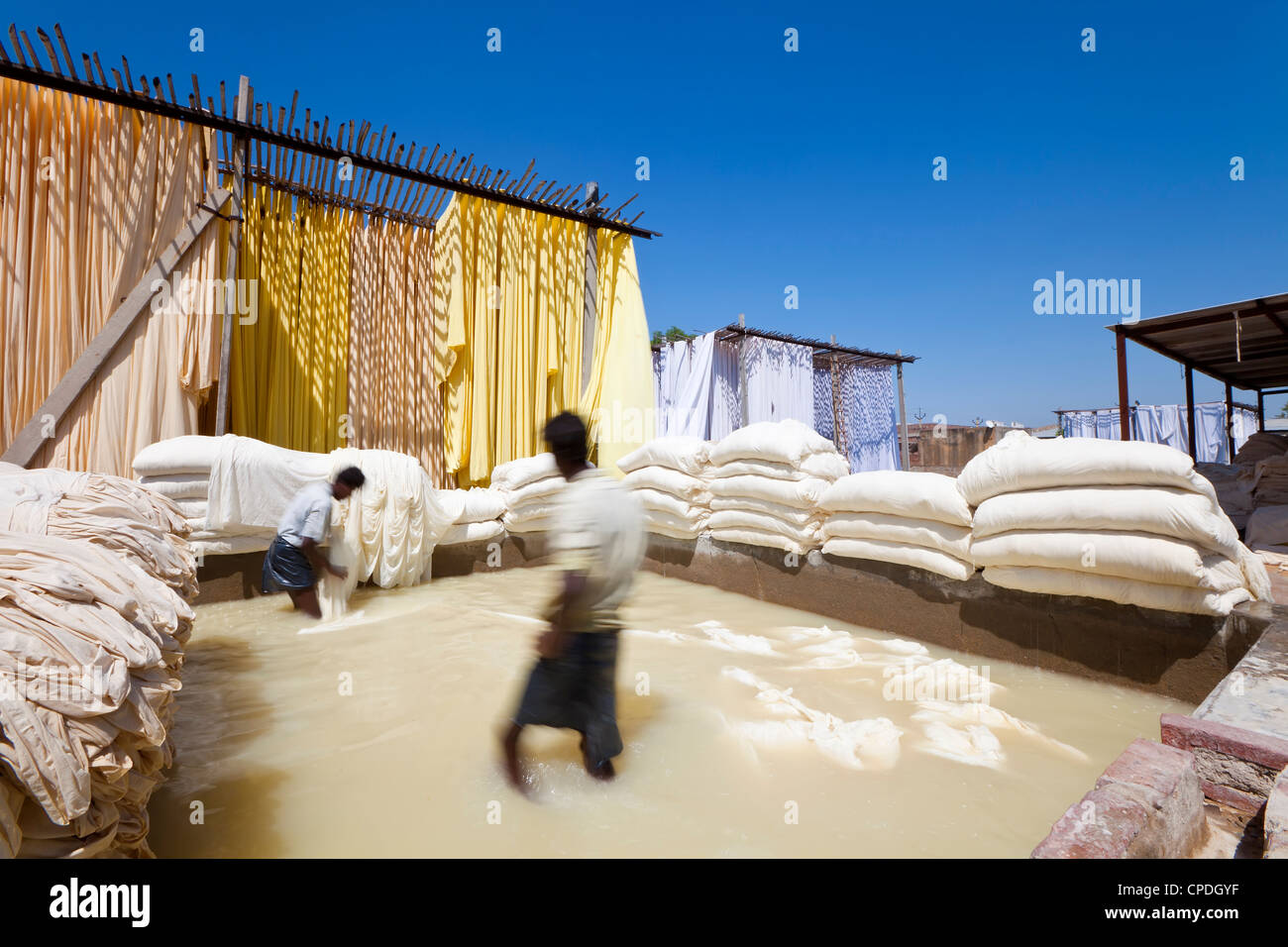 Waschen Gewebe in einem bleichen Pool, Sari Bekleidungs-Fabrik, Rajasthan, Indien, Asien Stockfoto