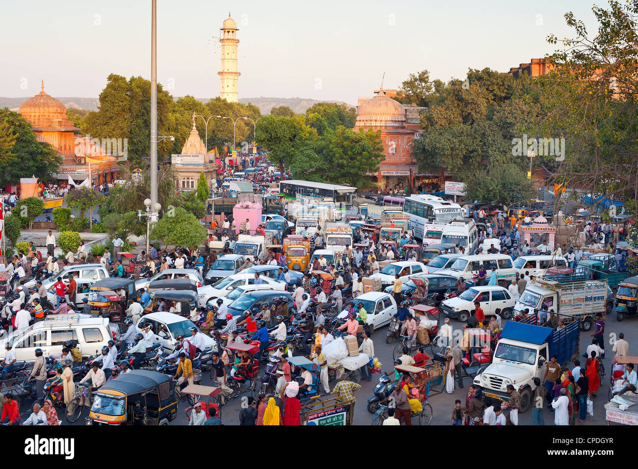 Verkehr Ansammlung und Straße leben in der Stadt Jaipur, Rajasthan, Indien, Asien Stockfoto