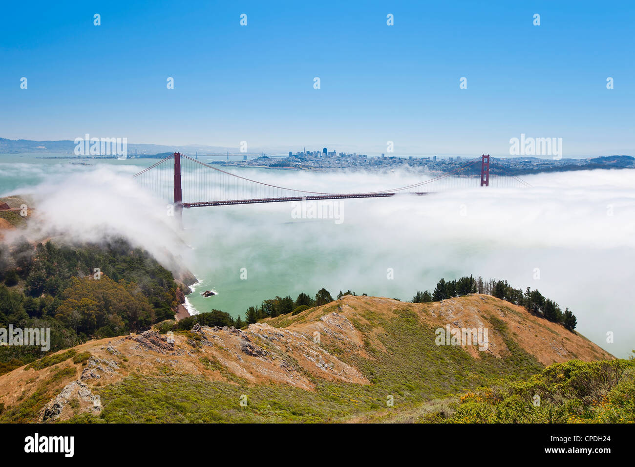 Golden Gate Bridge und die Skyline von San Francisco schwebend über dem Nebel an einem nebeligen Tag in San Francisco, Kalifornien, USA Stockfoto