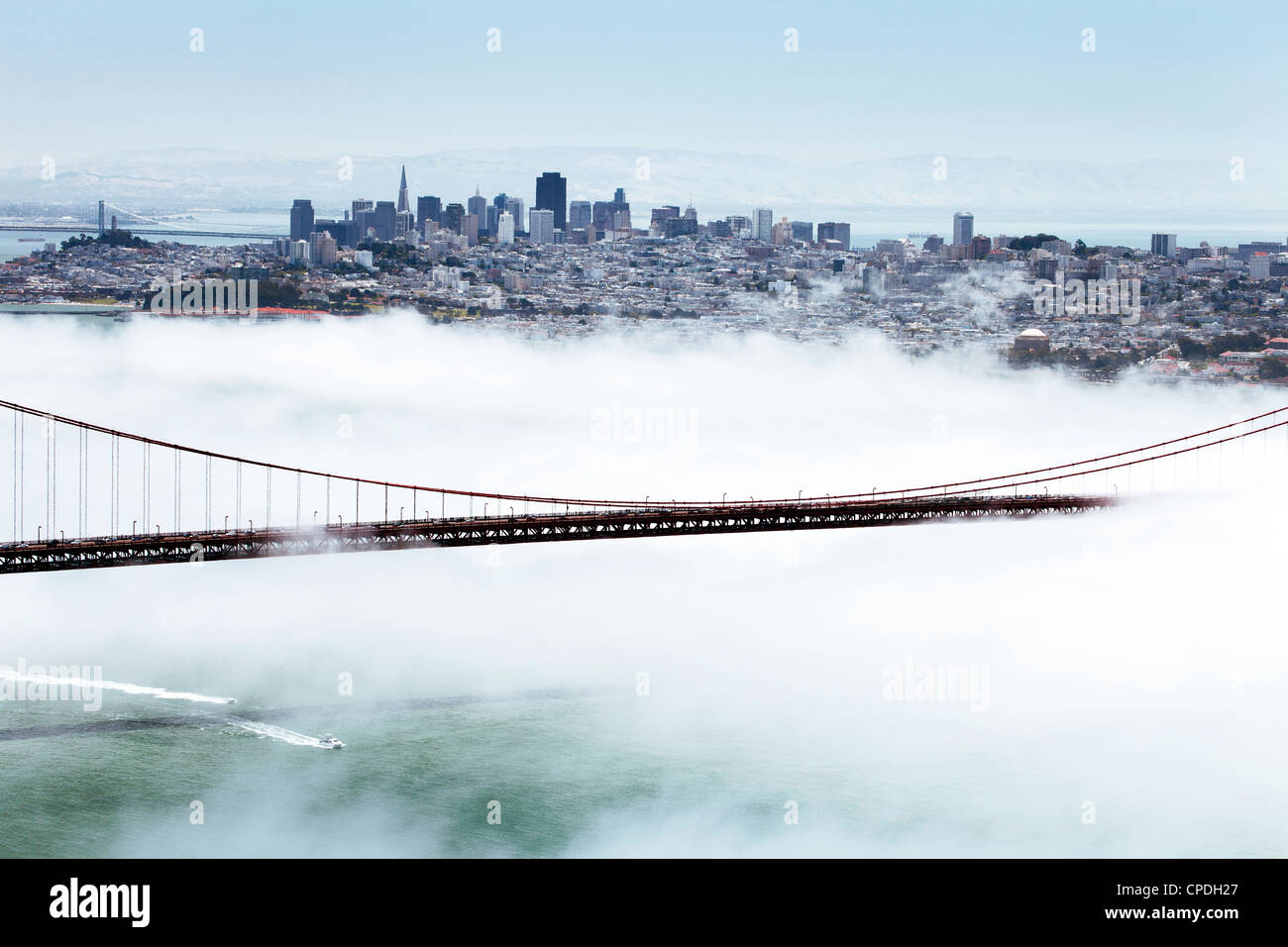 Golden Gate Bridge und die Skyline von San Francisco schwebend über dem Nebel an einem nebeligen Tag in San Francisco, Kalifornien, USA Stockfoto