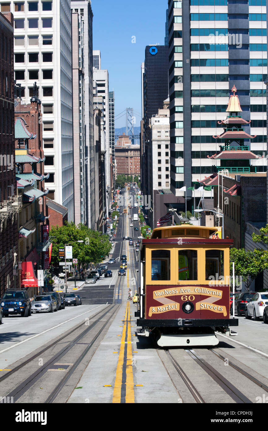 Seilbahn, die Kreuzung von California Street mit Hintergrund der Bay Bridge in San Francisco, Kalifornien, USA Stockfoto