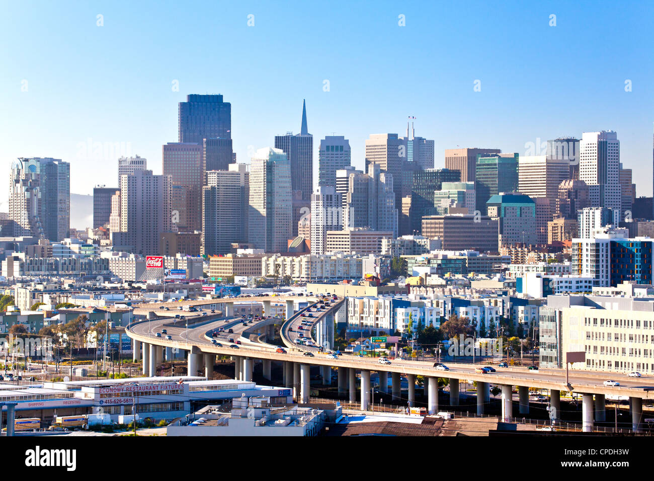 Skyline von San Francisco gesehen von Protero Hill Viertel mit dem Verkehr auf der Autobahn, San Francisco, Kalifornien, USA Stockfoto