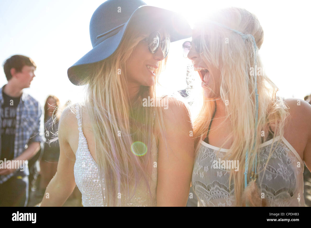 Zwei junge Mädchen tanzen und Spaß an einem Sommer-Musik-festival Stockfoto