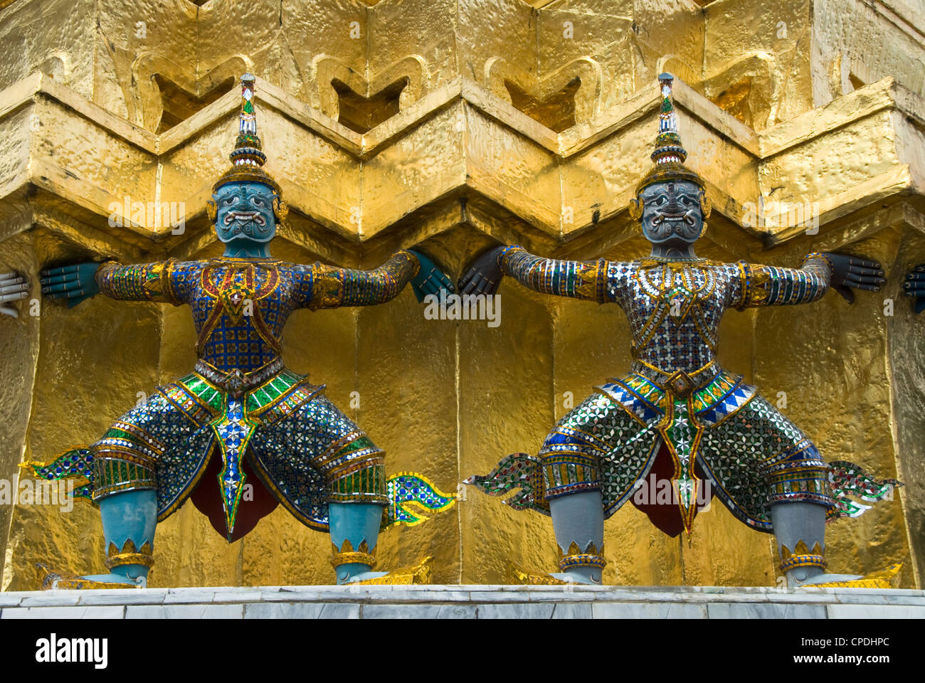 Statuen von Dämonen auf die goldene Chedi, Wat Phra Kaeo Komplex (Grand Palace Complex), Bangkok, Thailand, Südostasien, Asien Stockfoto