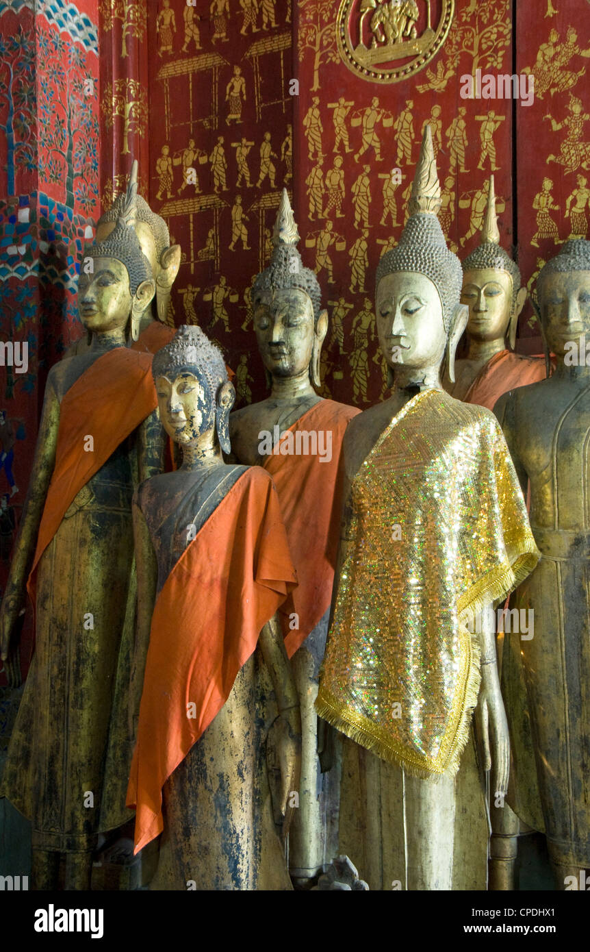 Buddha-Statuen in der Funerary Carriage Hall, Wat Xieng Thong, Luang Prabang, Laos, Indochina, Südostasien, Asien Stockfoto