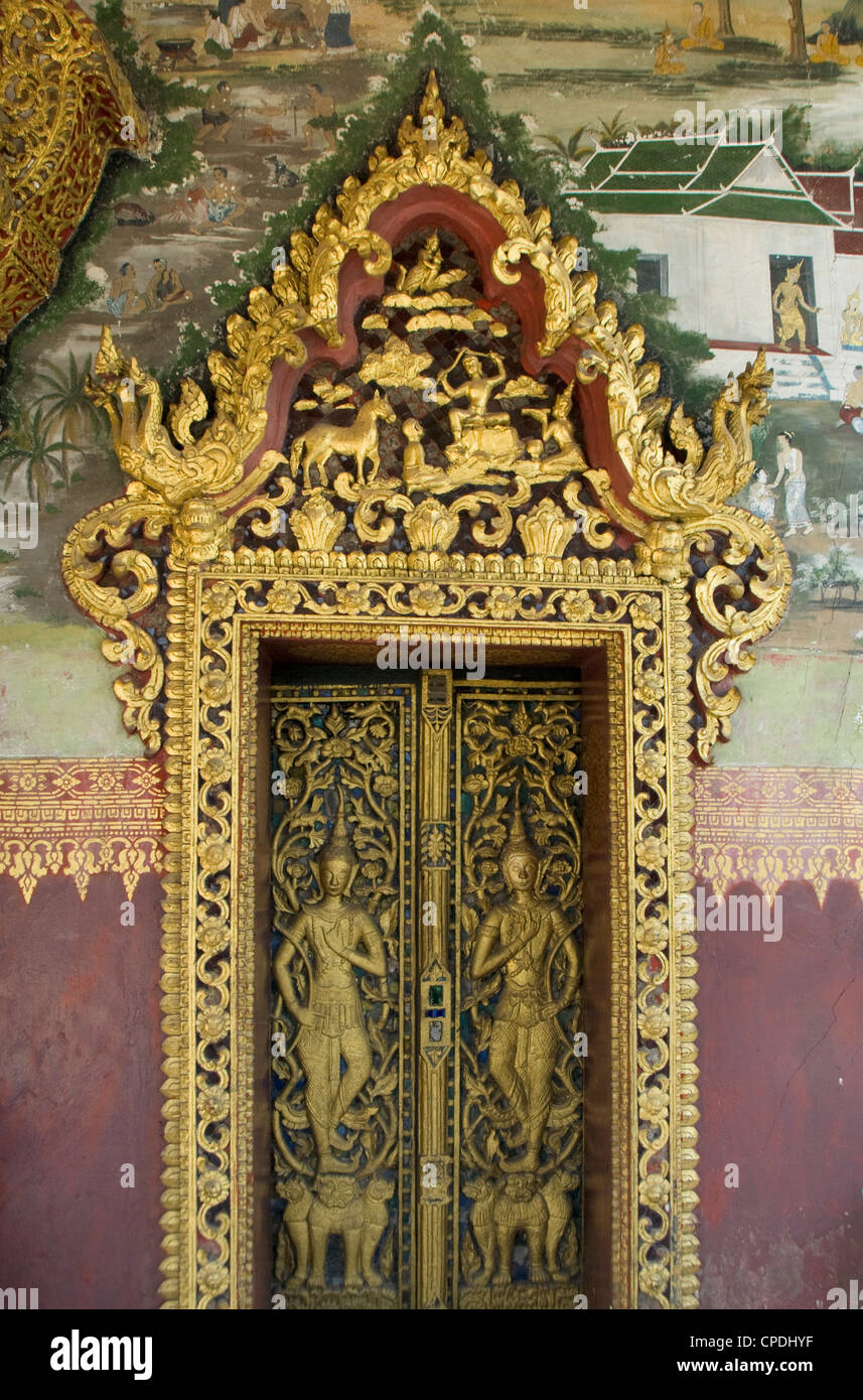 Tür des Tempels mit Wandmalereien, Wat Paphaimsaiyaram, Luang Prabang, Laos, Indochina, Südostasien, Asien Stockfoto