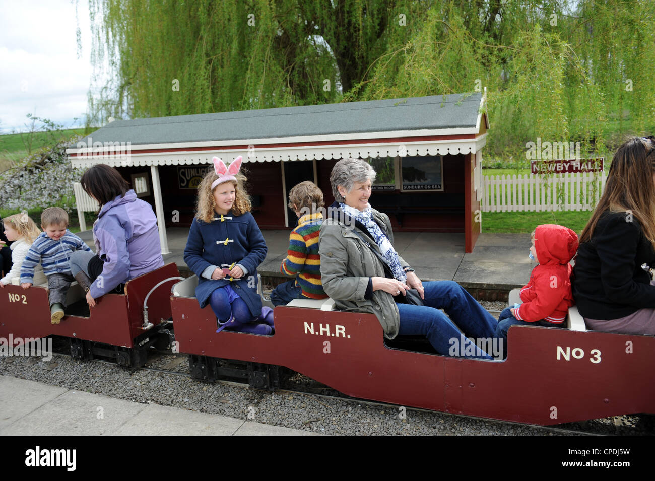 Passagiere auf einer Miniatur-Eisenbahn in Newby Hall in der Nähe von Ripon in North Yorkshire Stockfoto