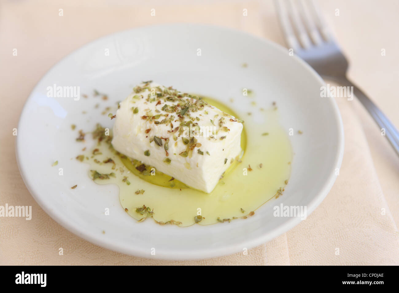 Italienische Käseplatte Caprino mit Olivenöl und Oregano, Italien, Europa Stockfoto