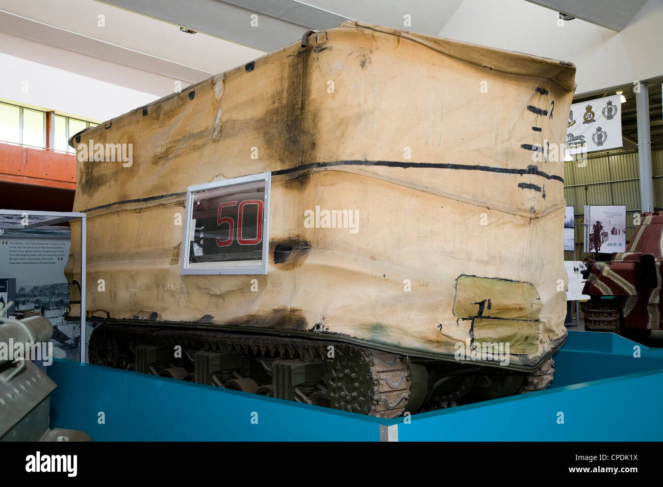 DD Tanks (DD stehend für Duplex-Antrieb) amphibischen Swimming Tank ausstellen / display. Das Panzermuseum Bovington, Dorset. VEREINIGTES KÖNIGREICH. Stockfoto