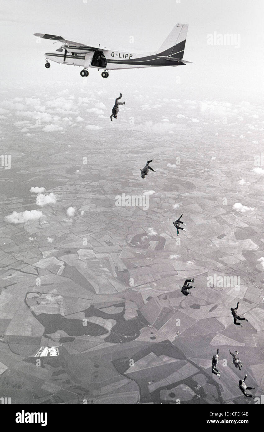 Fallschirmspringer beenden ein Leichtflugzeug als Teil einer Armee-Training-Übung über Netheravon auf Salisbury Plain in Wiltshire. Stockfoto